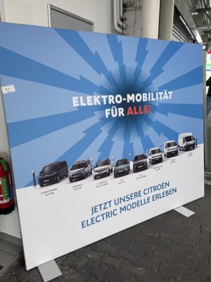 2 Werbeaufsteller mit Alu-Rahmen